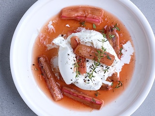 Burrata met rabarber, honing, tijm en rozemarijn