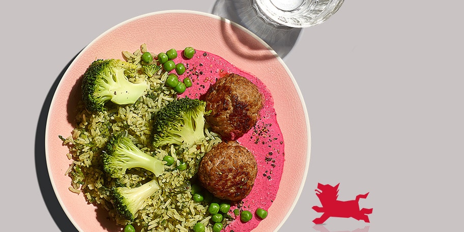 Taboulé de riz aux boulettes, légumes et sauce betterave-yaourt