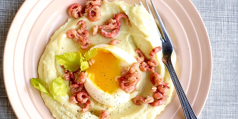 Bloemkoolpuree met grijze garnalen en een zachtgekookt ei