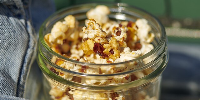 Popcorn met dadels en honing