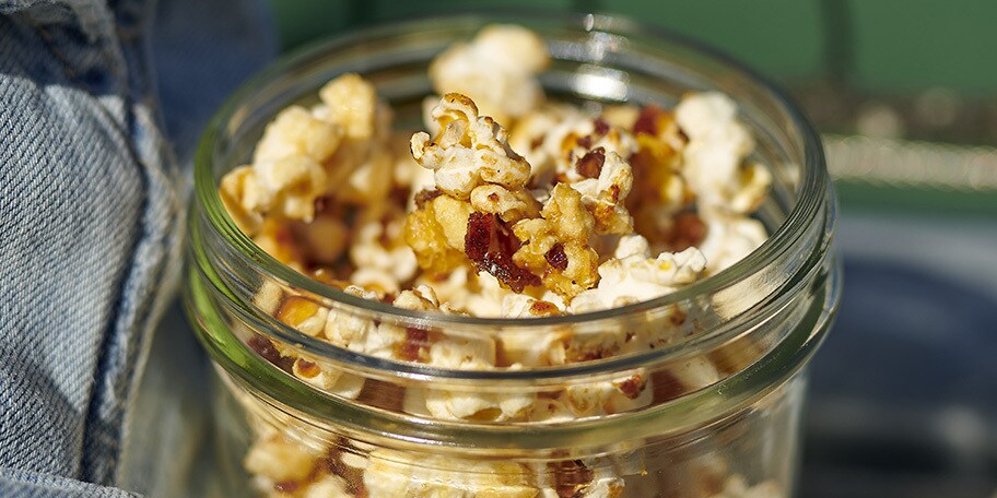 Popcorn met dadels en honing