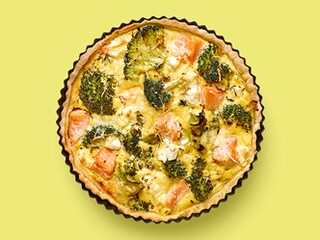 Easy quiche met zalm, feta en broccoli