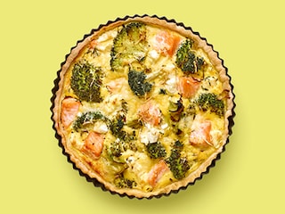 Easy quiche met zalm, feta en broccoli