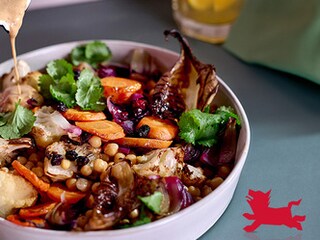 Kikkererwtensalade met geroosterde groenten, gember-pindasaus