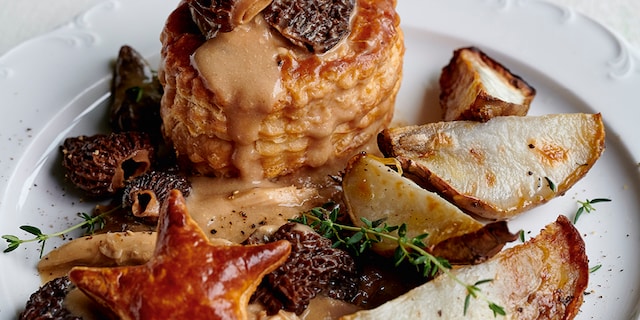 Bouchées à la reine au coucou de Malines et aux morilles, topinambours rôtis