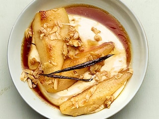 Yaourt aux poires, amandes et sirop au café