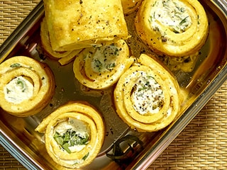 Omelettes roulées au fromage frais et aux herbes, salade de quinoa et tomates confites