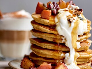 Pumpkinpancakes met appelen, pecannoten en skyr