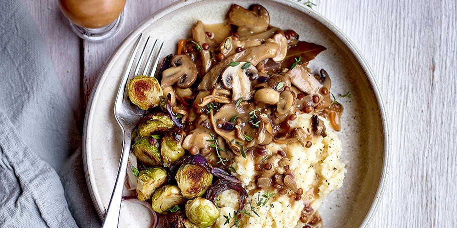 Champignonragout, knolselderpuree en geroosterde spruitjes