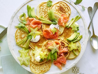 Pancakes met avocado en zalm