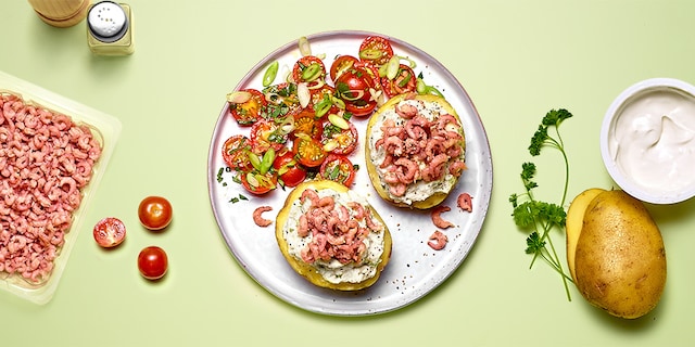 Aardappelen gevuld met grijze garnalen en een salade van kerstomaten
