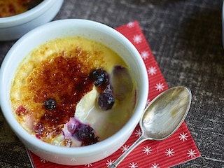 Passioneel samenspel van crème brûlée en rode vruchten