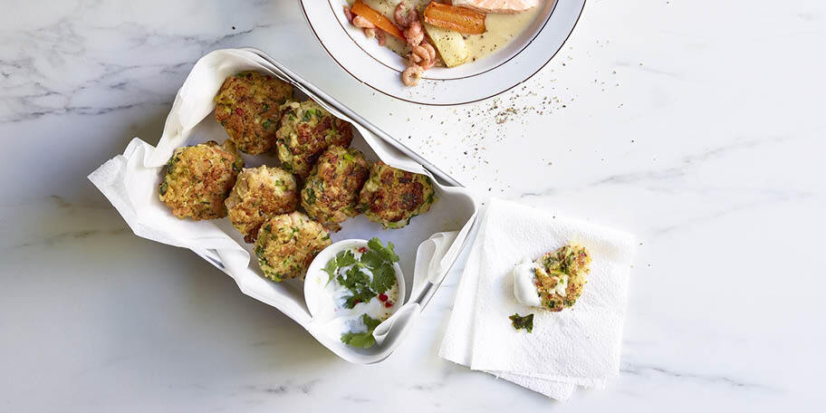 Shrimp cakes en yoghurtsaus