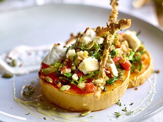 Canapés van geroosterde butternut met linzen, fijne groentjes en gegrilde geitenkaas