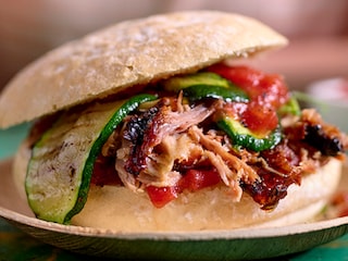 Bagnatbroodjes met pulled pork en gegrilde courgettes