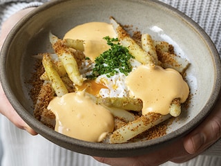 Witte asperges met geraspt ei en pikate hollandaisesaus