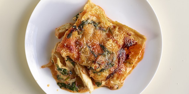 Homemade lasagne met kip, spinazie en paprikapesto