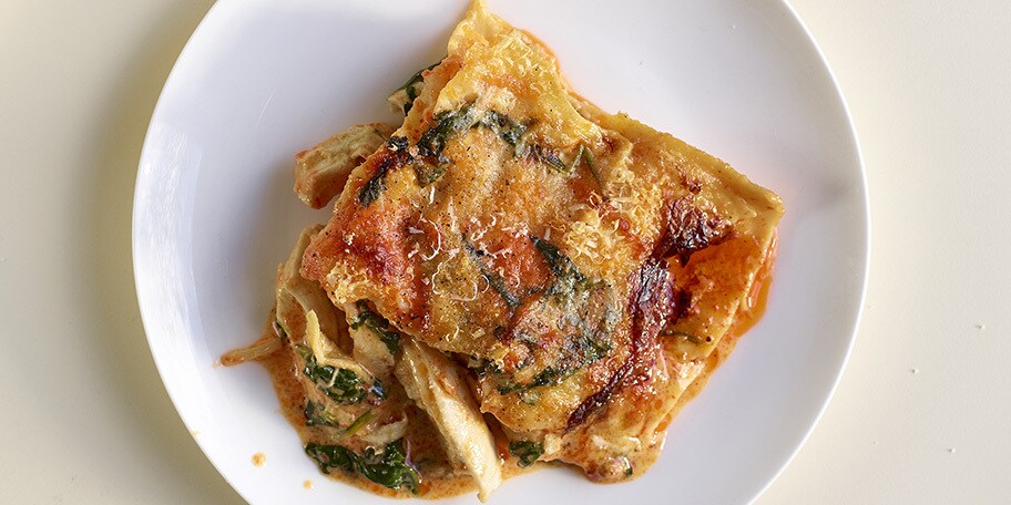Homemade lasagne met kip, spinazie en paprikapesto