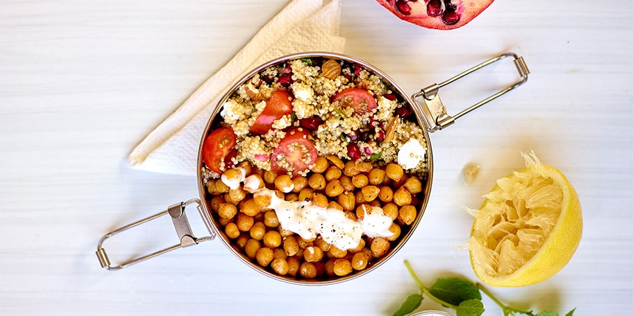 Slaatje van met quinoa en geroosterde kikkererwten