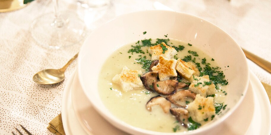 Soupe de panais avec des champignons des bois cuits