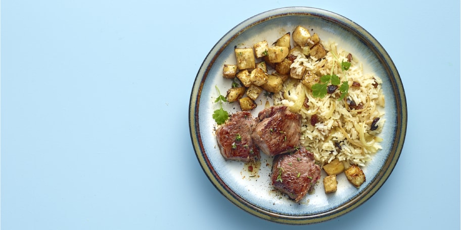 Côtes d’agneau, dés de céleri-rave au miel et riz basmati aux raisins