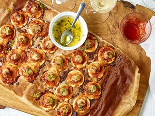 Minipizza’s met chipolata’s