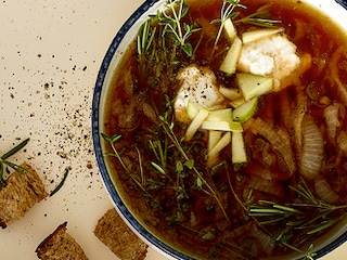 Soupe aux oignons caramélisés, pommes et chèvre frais