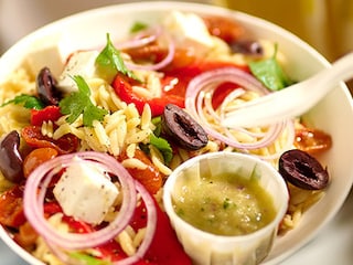 Griekse pastasalade met komkommerdressing