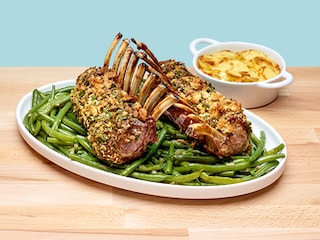 Couronnes d’agneau au crumble de persil, gratin dauphinois et haricots verts Plat National