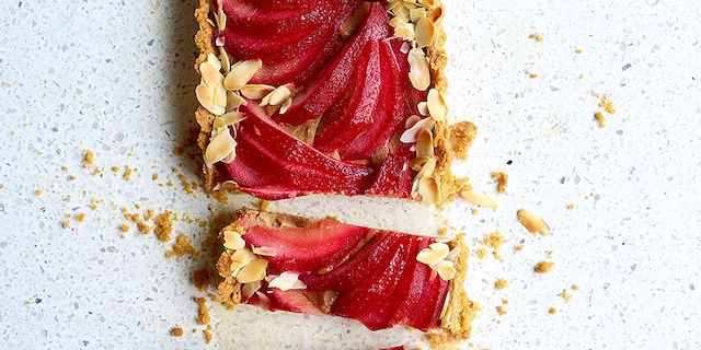 Crumbletaart met gepocheerde peren en speculaascrème