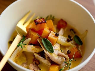 Effilochée de poularde avec sauce au butternut, citron et lard fumé