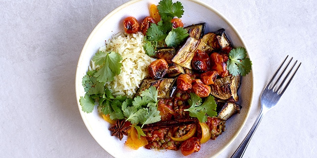 Dahl de lentilles aux légumes rôtis, riz à la coriandre