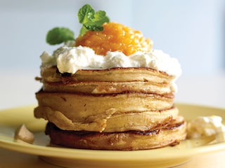 Pancakes met verse kaas en compote van gedroogde abrikozen