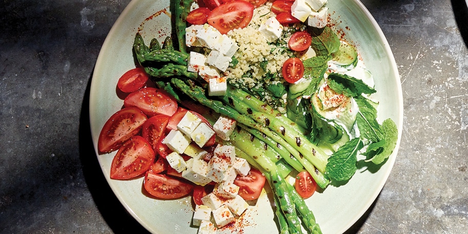 Gegrilde aspergesalade met feta, tomaten en bulgur