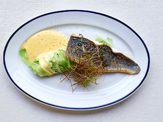 Roulades de poireaux, bar grillé et sauce mousseline