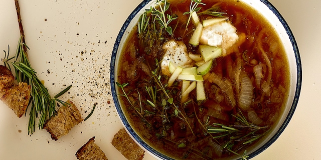 Soupe aux oignons caramélisés, pommes et chèvre frais