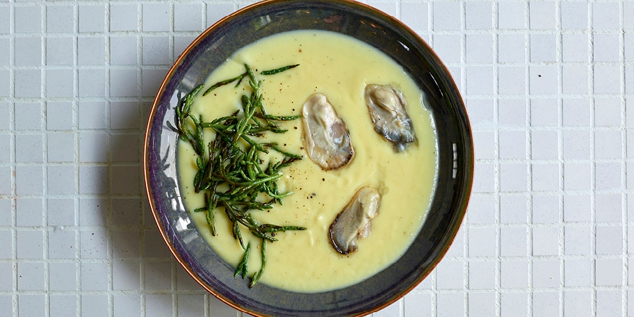 Soep van pastinaak met oesters en zeekraal