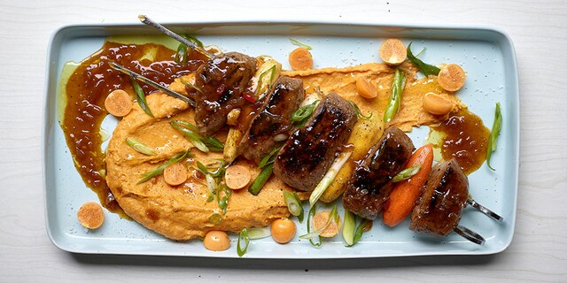 Gelakte brochettes van wilde eend en zoete aardappelpuree
