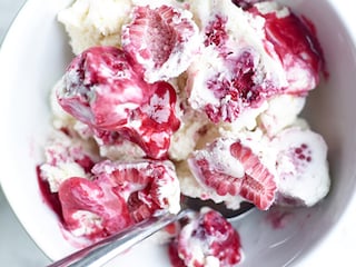 Glace marbrée vanille-framboises