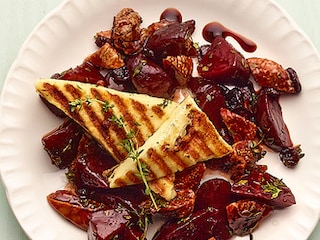 Rodebietensalade met vijgen en gegrilde halloumi