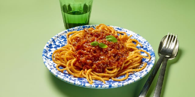 Snelle spaghetti bolognaise met basilicum