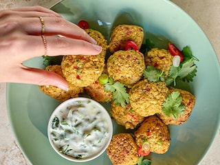 Tofuballetjes en yoghurtsaus met kruiden