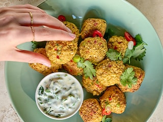 Tofuballetjes en yoghurtsaus met kruiden