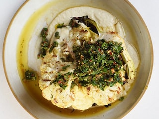 Gegrilde bloemkool, hummus van witte bonen en chimichurri