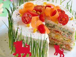 Sandwich cake au saumon fumé, œufs durs et tzatziki