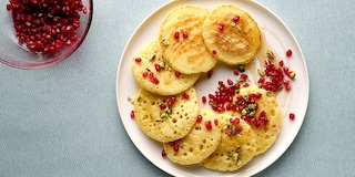Baghrir met honing, pistachenoten en granaatappel