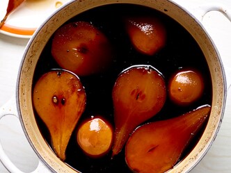 Gepocheerde peren in koffie