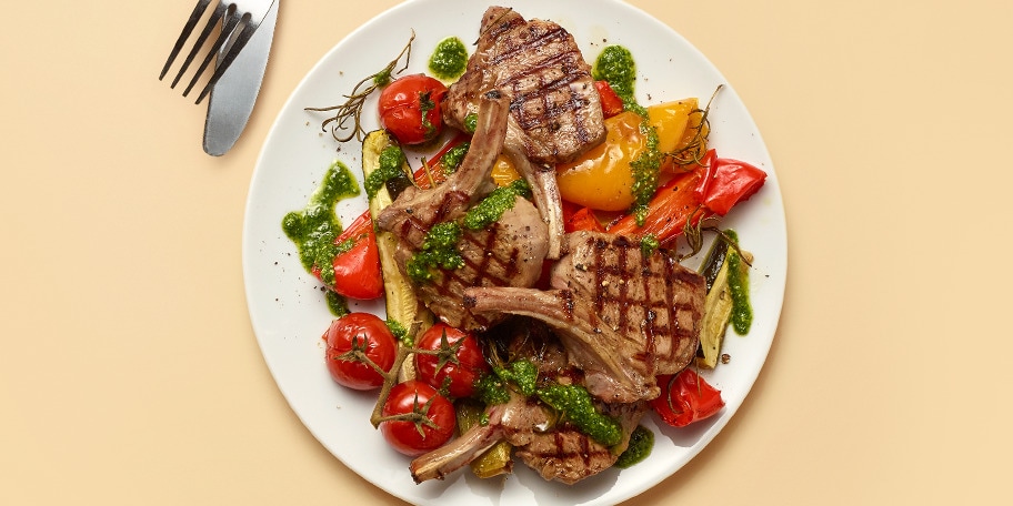 Côtelettes d’agneau grillées aux légumes du sud rôtis et pesto de roquette