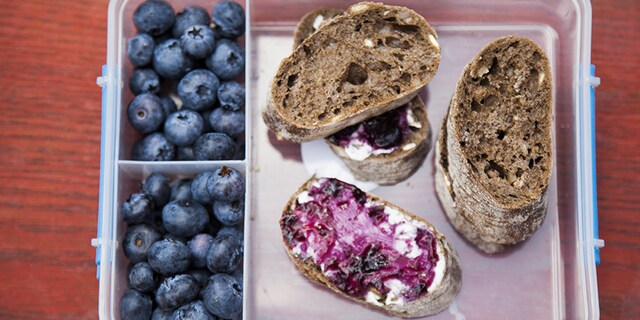 Boterham met kaas en een salsa van blauwe bessen