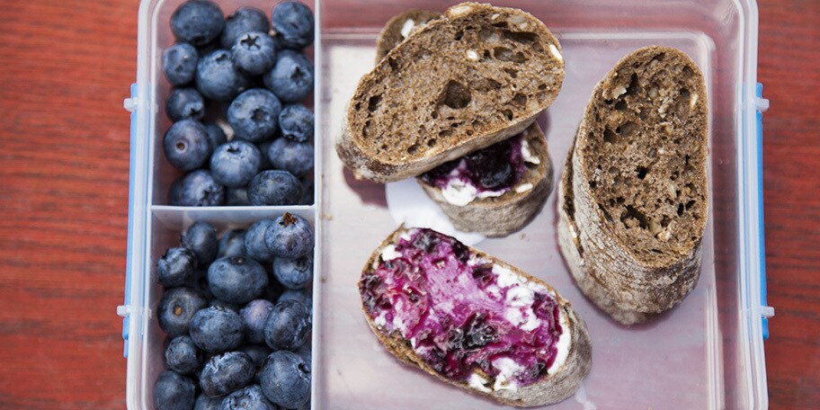 Boterham met kaas en een salsa van blauwe bessen